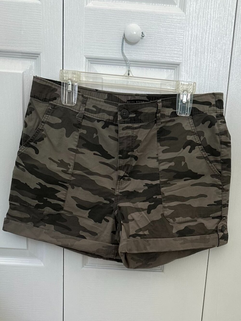 Social Standard by Sanctuary Camo Shorts Women’s XL – Stretch Utility Style